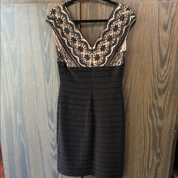 Adrianna Papell Elegant Black/ Cream Dress, Like New, Size 10 - Picture 4 of 7